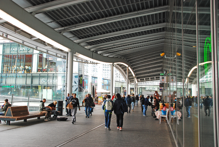 904705 Gezicht op de Stationspassage over het Centraal Station te Utrecht.